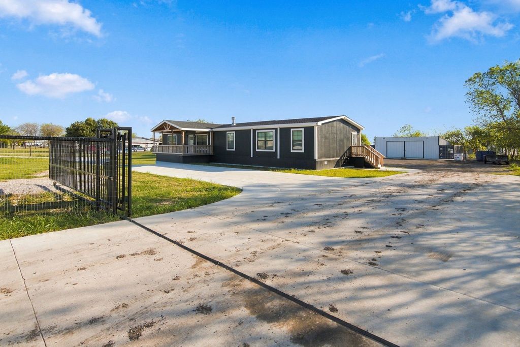 18061 CINDY Lane, Justin, TX 76247 — photo 4