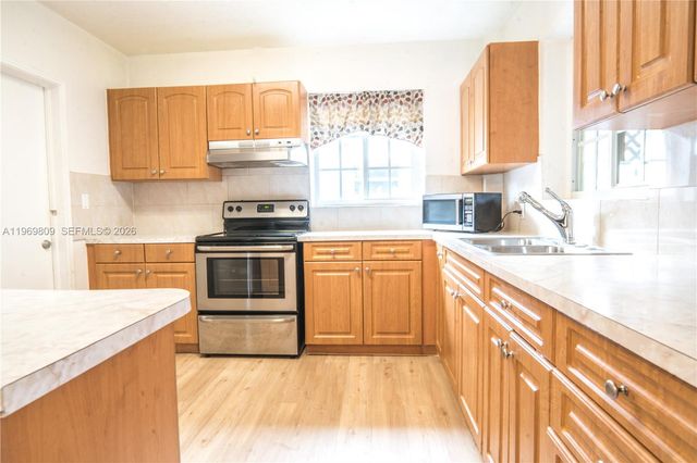 5807 SW 41st St, South Miami, FL 33155