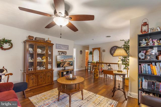 1077 PINE GROVE RD, Hanover, PA 17331