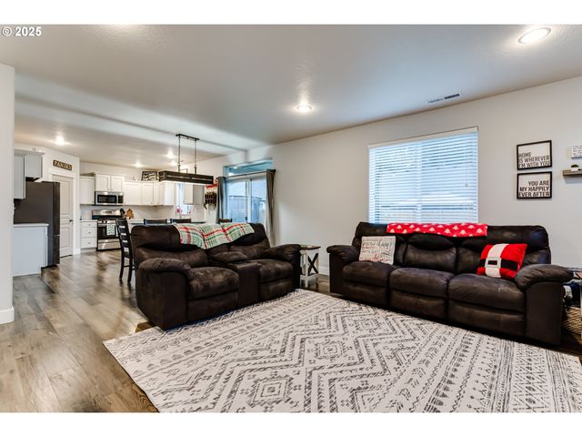 4685 GLACIER MEADOWS Loop, Springfield, OR 97478