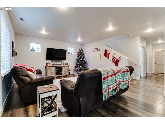 4685 GLACIER MEADOWS Loop, Springfield, OR 97478