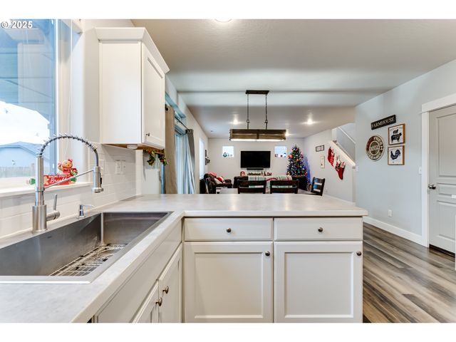 4685 GLACIER MEADOWS Loop, Springfield, OR 97478