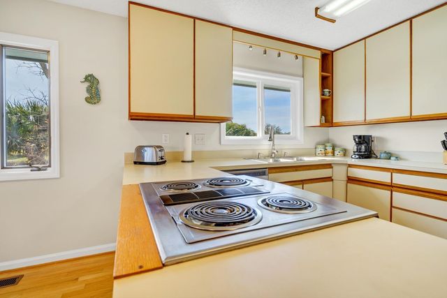 1 Battery Park Road, Edisto Island, SC 29438