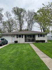 35 Cleveland Terrace, Hobart, IN 46342