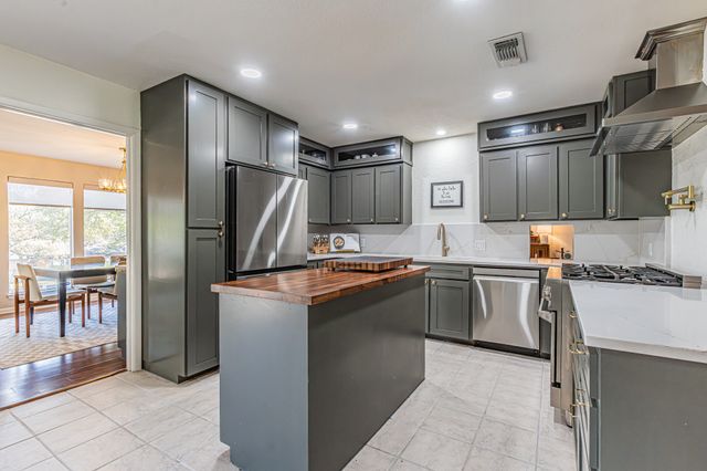 18 Crosslands Road, Benbrook, TX 76132