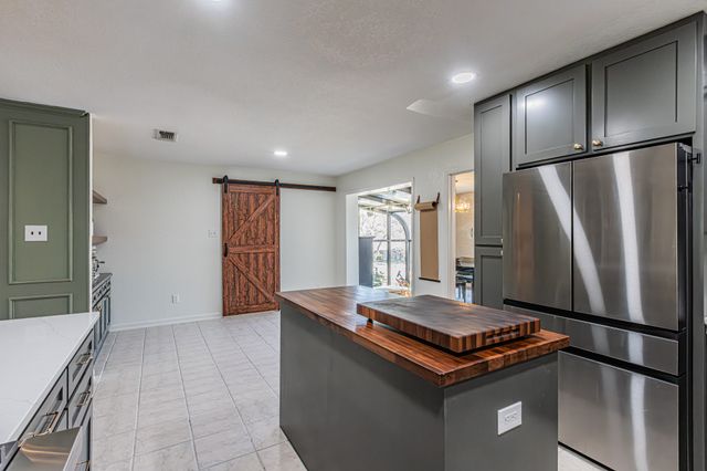 18 Crosslands Road, Benbrook, TX 76132