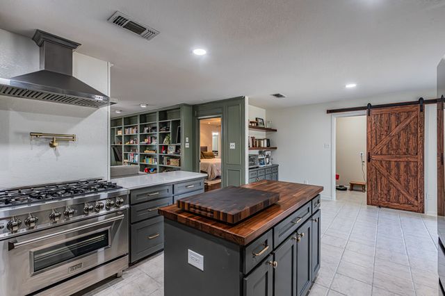 18 Crosslands Road, Benbrook, TX 76132