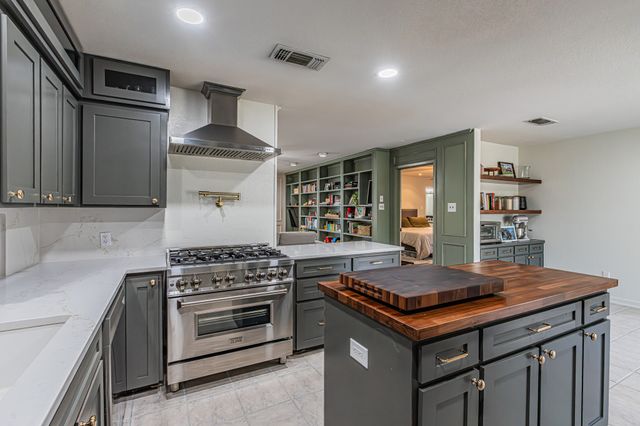 18 Crosslands Road, Benbrook, TX 76132