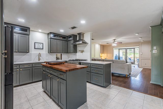 18 Crosslands Road, Benbrook, TX 76132