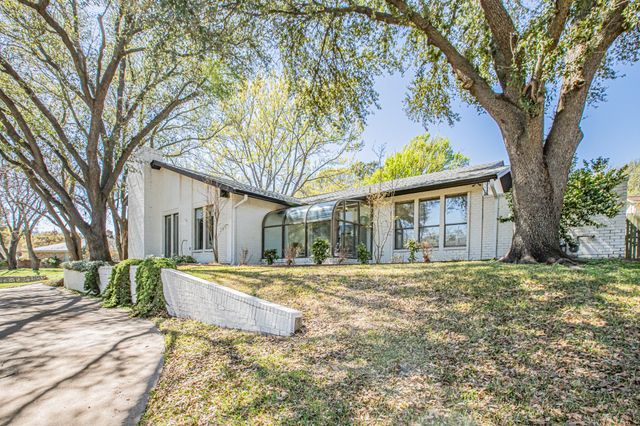 18 Crosslands Road, Benbrook, TX 76132