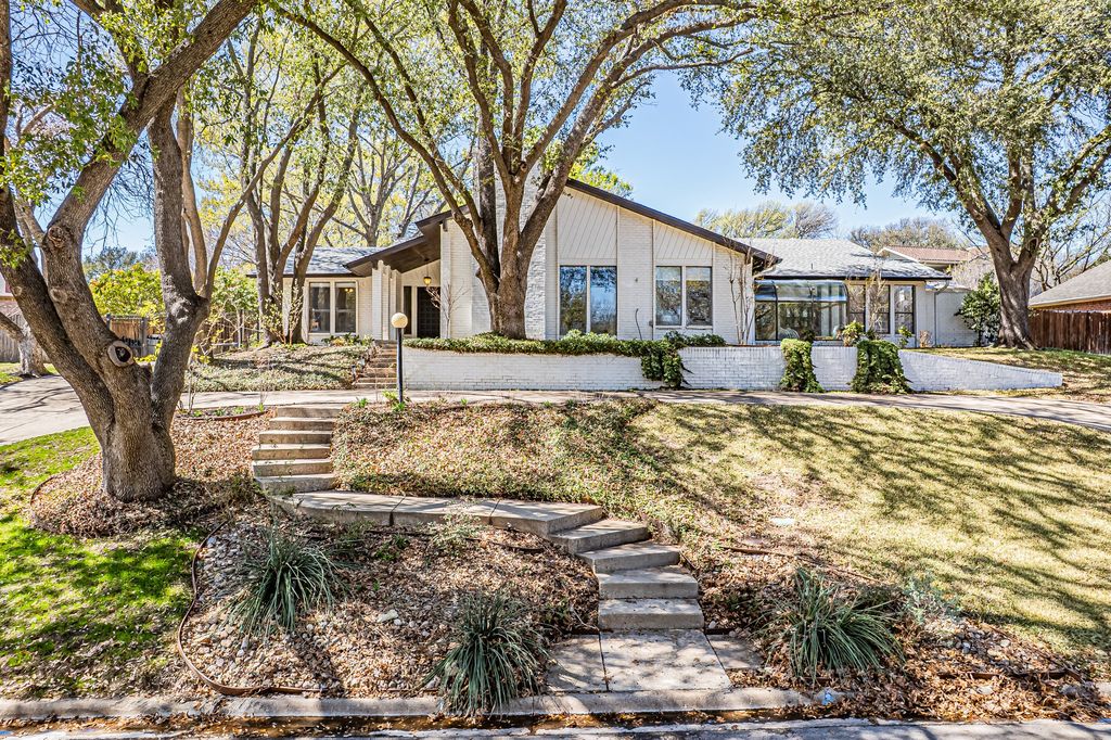 18 Crosslands Road, Benbrook, TX 76132