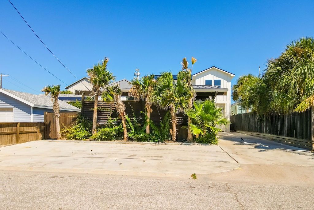 140 W Roberts Ave, Port Aransas, TX 78373 — photo 2