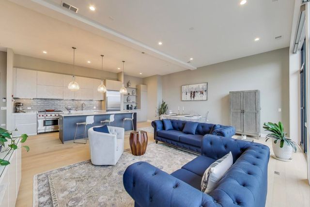 2405 W Iowa Street 405, Chicago, IL 60622