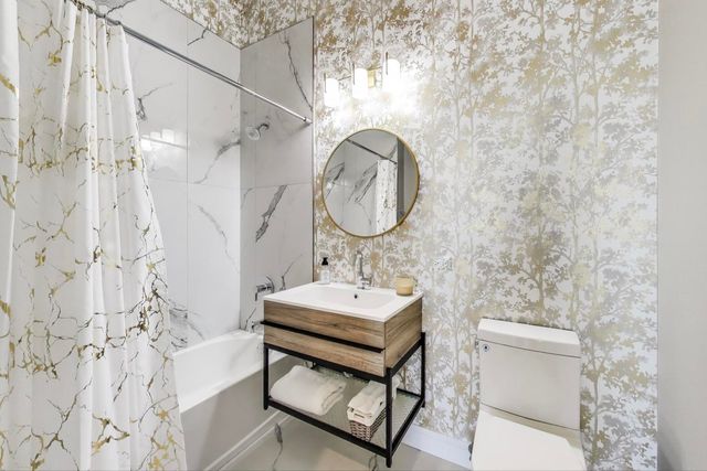 2405 W Iowa Street 405, Chicago, IL 60622