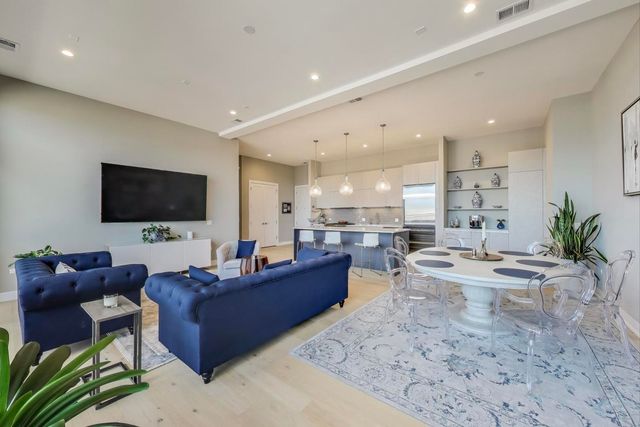 2405 W Iowa Street 405, Chicago, IL 60622