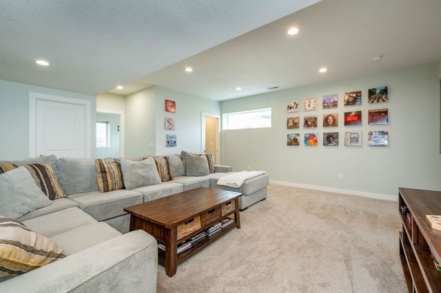 4921 Walker Circle, Johnston, IA 50131