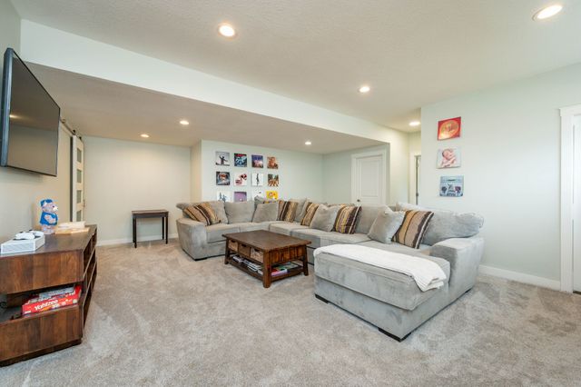 4921 Walker Circle, Johnston, IA 50131