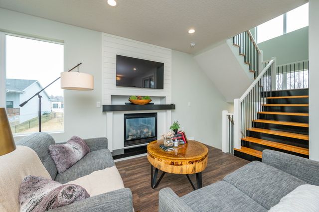 4921 Walker Circle, Johnston, IA 50131