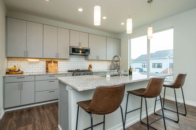 4921 Walker Circle, Johnston, IA 50131