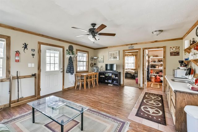 35 Old Sign Rd, Midway, TX 75852