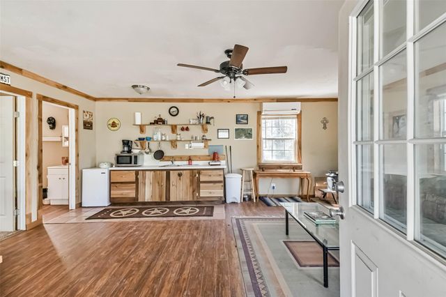 35 Old Sign Rd, Midway, TX 75852