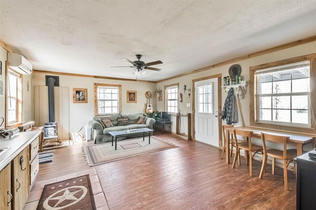 35 Old Sign Rd, Midway, TX 75852