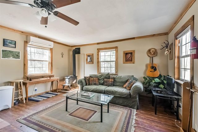 35 Old Sign Rd, Midway, TX 75852