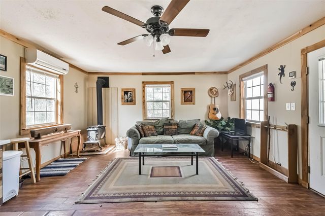 35 Old Sign Rd, Midway, TX 75852