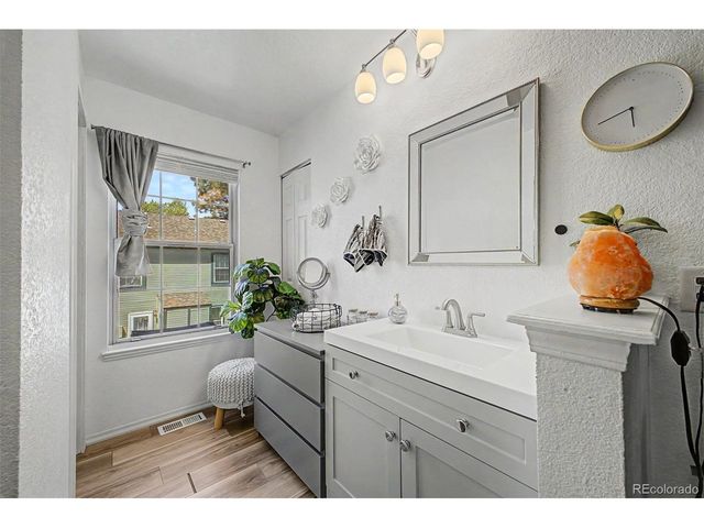 1685 S Blackhawk Way B, Aurora, CO 80012
