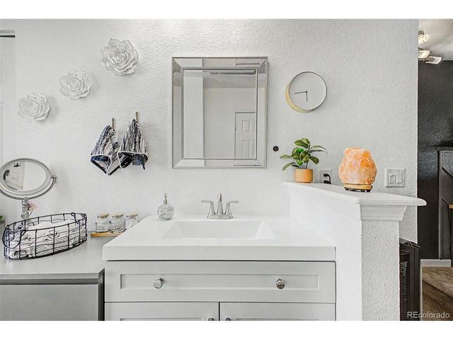 1685 S Blackhawk Way B, Aurora, CO 80012