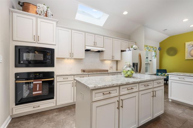 109 Lombardia DR, Lakeway, TX 78734