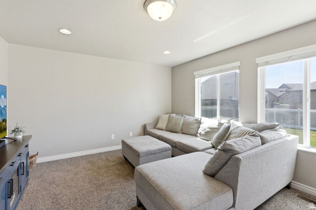 Image 6 of property listing at 1131 S 1325 W, Clearfield, UT 84015