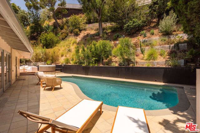 8657 Metz Place, West Hollywood, CA 90069