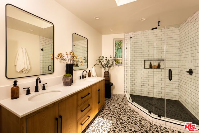 8657 Metz Place, West Hollywood, CA 90069