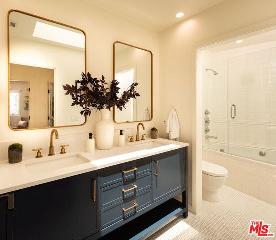 8657 Metz Place, West Hollywood, CA 90069