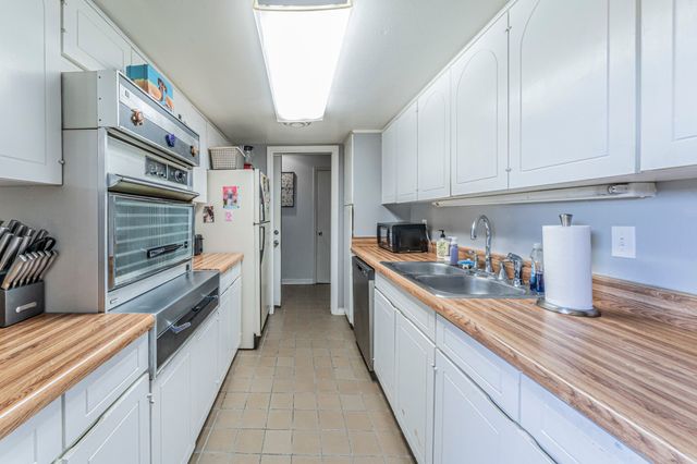 558 E Avenue J B, Grand Prairie, TX 75050