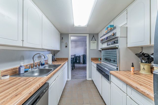 558 E Avenue J B, Grand Prairie, TX 75050