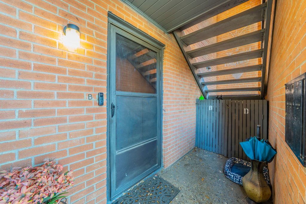 558 E Avenue J B, Grand Prairie, TX 75050