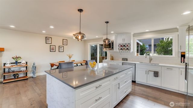 950 Anacortes Court NE, Renton, WA 98059