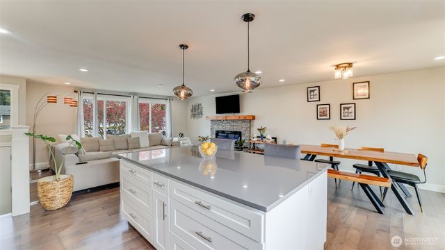 950 Anacortes Court NE, Renton, WA 98059