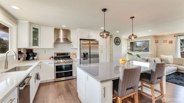 950 Anacortes Court NE, Renton, WA 98059