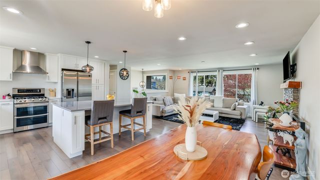 950 Anacortes Court NE, Renton, WA 98059