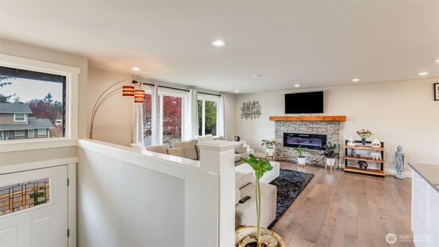 950 Anacortes Court NE, Renton, WA 98059