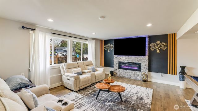 950 Anacortes Court NE, Renton, WA 98059