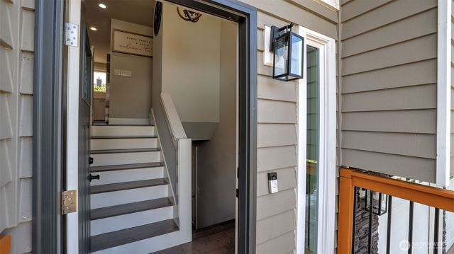 950 Anacortes Court NE, Renton, WA 98059