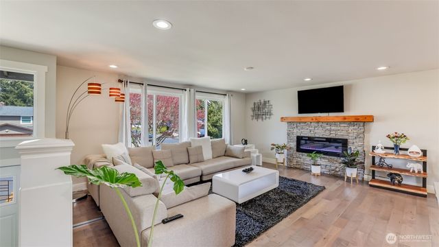 950 Anacortes Court NE, Renton, WA 98059