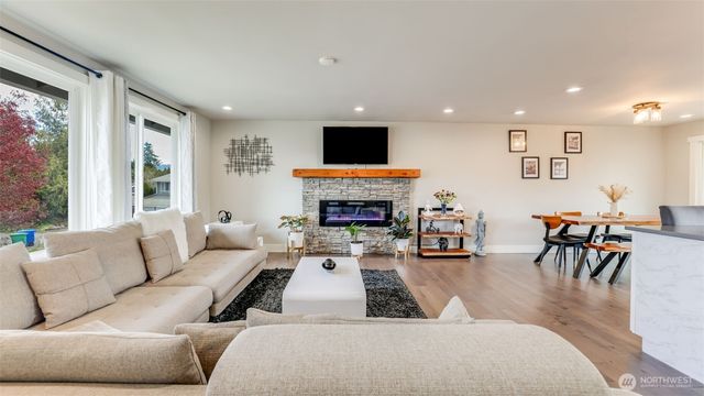 950 Anacortes Court NE, Renton, WA 98059