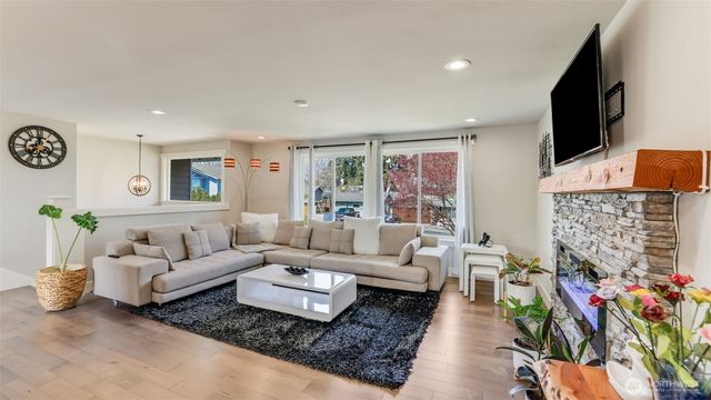 950 Anacortes Court NE, Renton, WA 98059