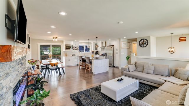 950 Anacortes Court NE, Renton, WA 98059