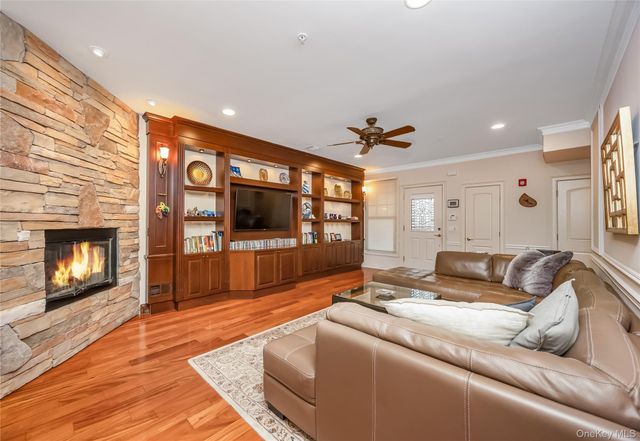 246 Roosevelt Way 11103, Westbury, NY 11590